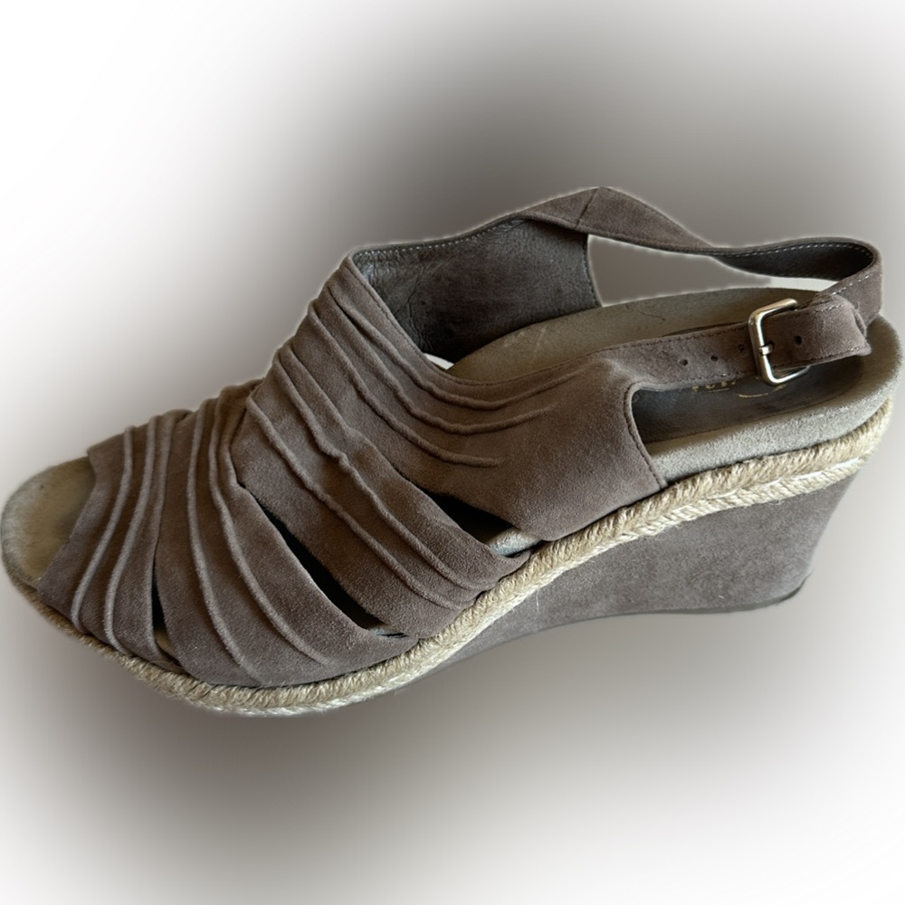 Casual faux suede espadrille. Comfy shoe
